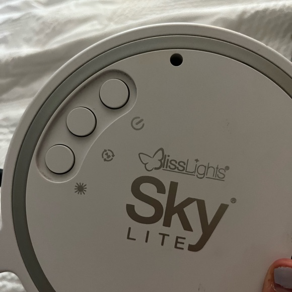 Bliss lights sky lite. It brodcasts blue clouds and/or a starry sky on a wall. - Picture 3 of 3